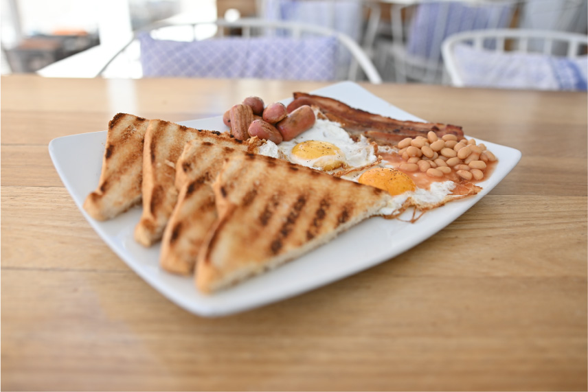 horizon-ibiza-desayuno-huevos-full-english-breakfast-plato-mesa Horizon Ibiza