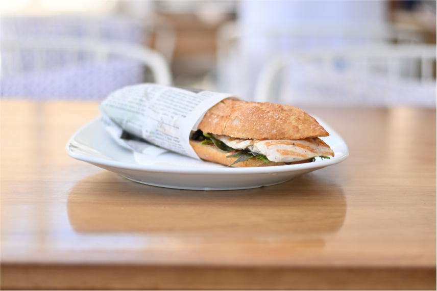 horizon-ibiza-desayuno-sandwich-bocatas-spring-chicken-mesa Horizon Ibiza