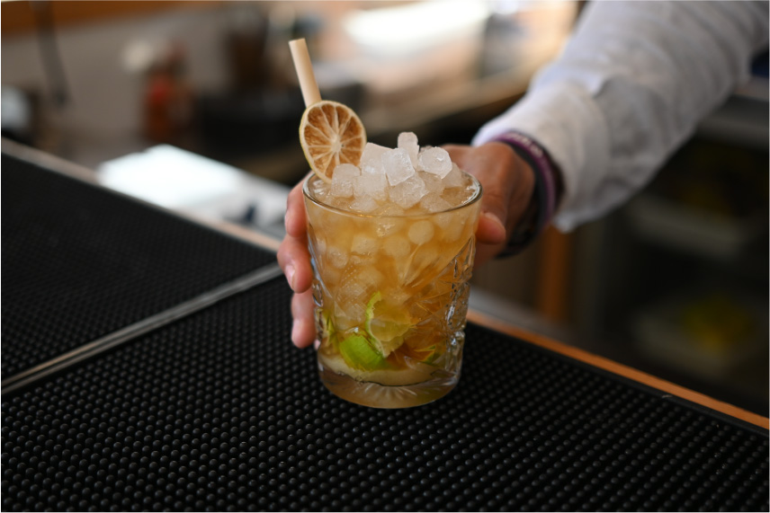 horizon-ibiza-bar-cocktails-barra-sirviendo Horizon Ibiza