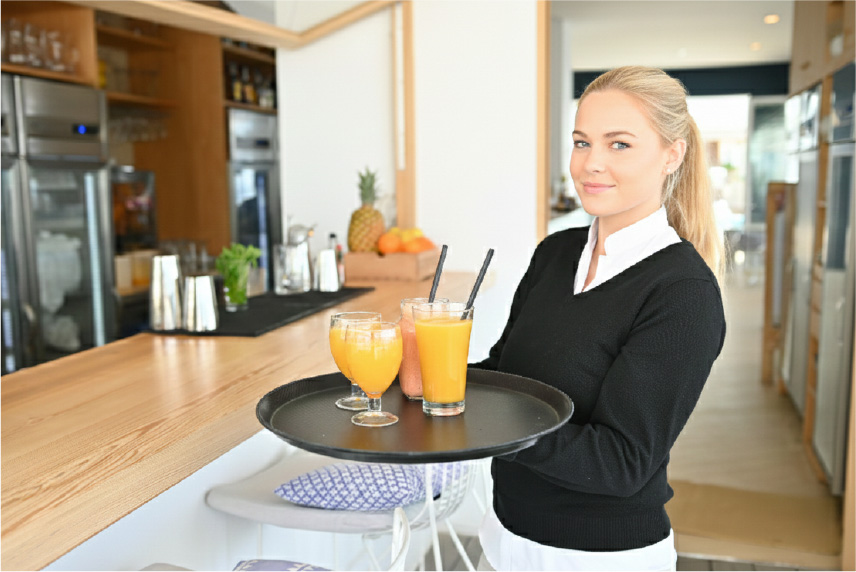 horizon-ibiza-desayuno-zumos-naturales-camarera-zumos Horizon Ibiza