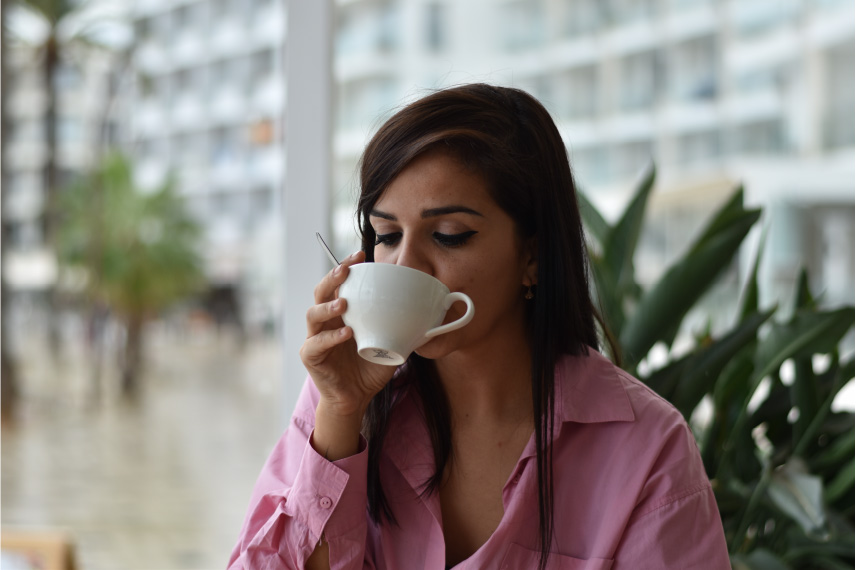 horizon-ibiza-desayunos-y-bebidas-cafe-e-infusiones-bebiendo-cafe-modelo Horizon Ibiza