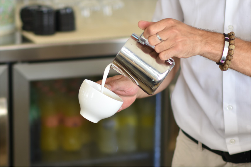 horizon-ibiza-desayunos-y-bebidas-cafe-e-infusiones-cafe-latte-elaboracion-manos Horizon Ibiza