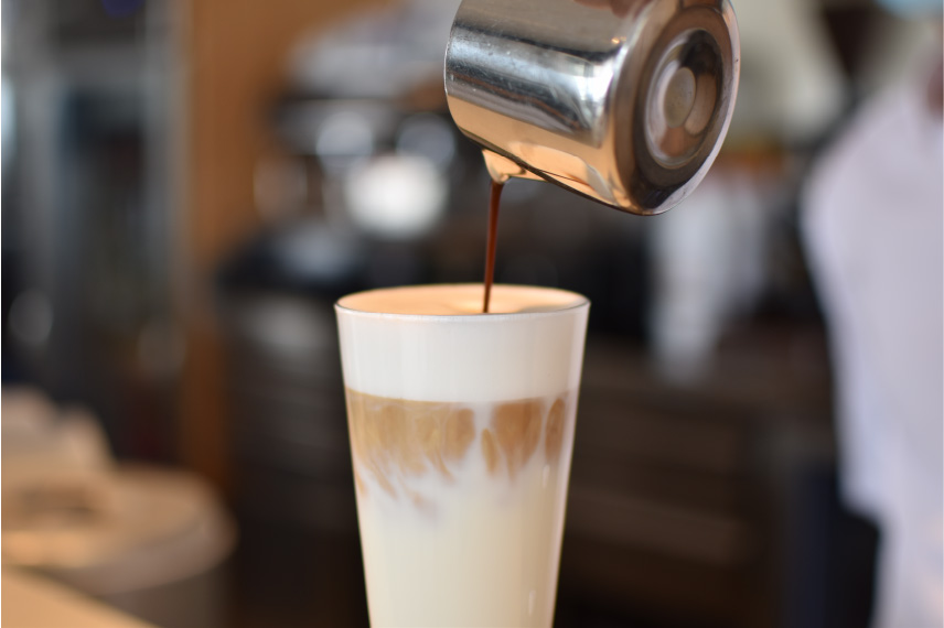 horizon-ibiza-desayunos-y-bebidas-cafe-e-infusiones-elaborando-cappuccino-closeup Horizon Ibiza