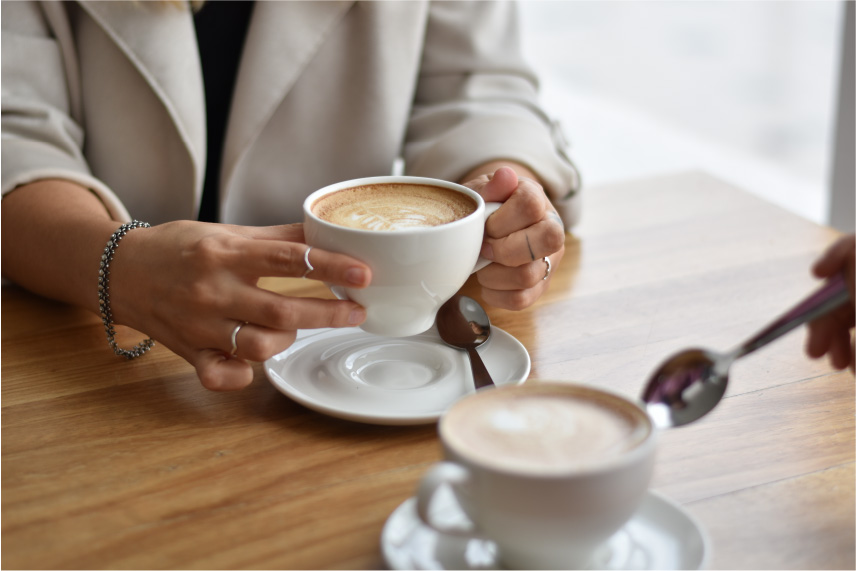 horizon-ibiza-desayunos-y-bebidas-cafe-e-infusiones-manos-taza Horizon Ibiza