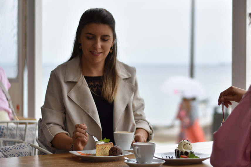 horizon-ibiza-desayunos-y-bebidas-cafe-e-infusiones-mirando-postre-y-cafe-modelo Horizon Ibiza