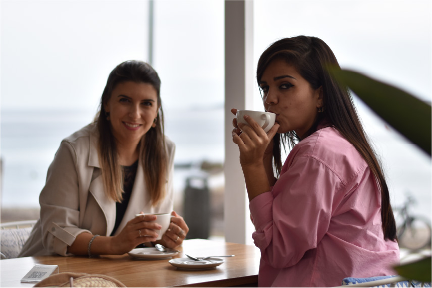 horizon-ibiza-desayunos-y-bebidas-cafe-e-infusiones-mirando-postre-y-cafe-modelos-bebiendo Horizon Ibiza