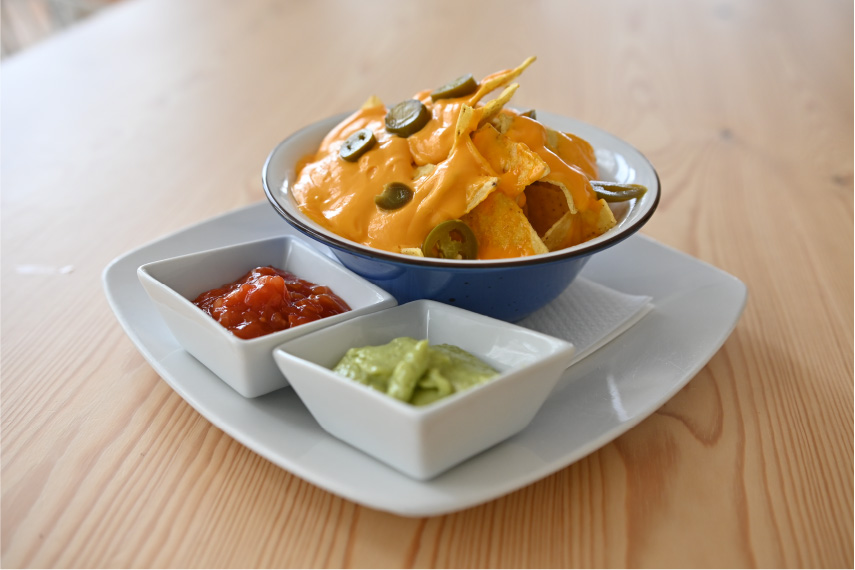 horizon-ibiza-pool-menu-appetizers-nachos-con-guacamole-plato Horizon Ibiza