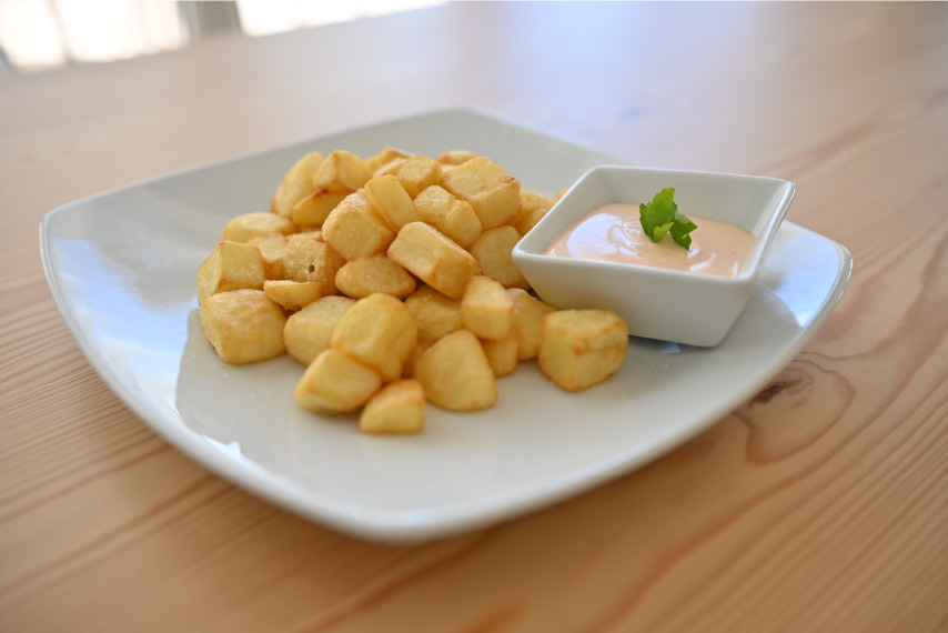 horizon-ibiza-pool-menu-appetizers-patatas-bravas-plato Horizon Ibiza