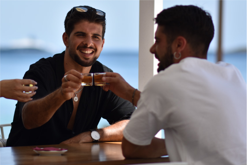 horizon-ibiza-terraza-entorno-amigos-brindis-chupitos Horizon Ibiza