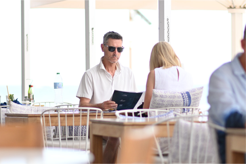 horizon-ibiza-terraza-entorno-clientes-miran-carta Horizon Ibiza