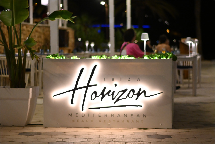 horizon-ibiza-terraza-entorno-noche-jardinera-iluminada Horizon Ibiza