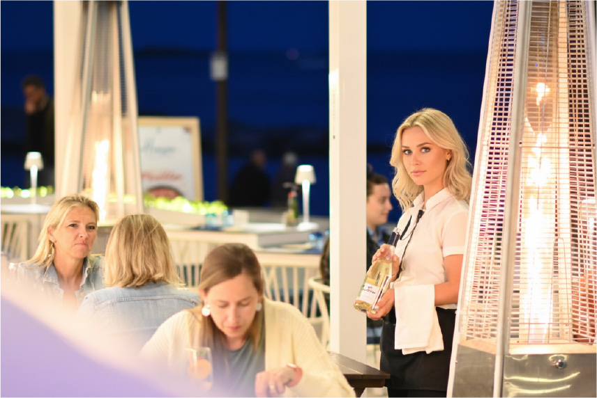 horizon-ibiza-terraza-entorno-noche-vino-camarera-mira Horizon Ibiza