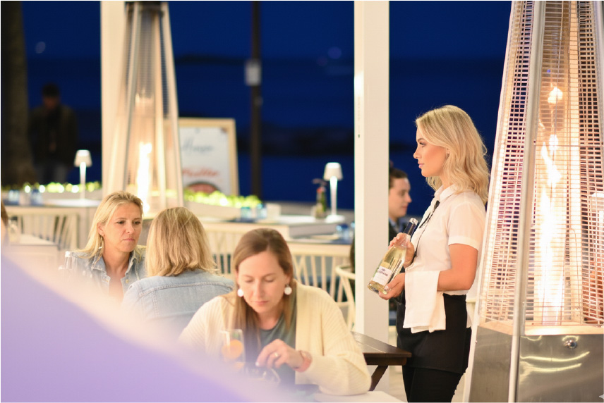 horizon-ibiza-terraza-entorno-noche-vino-camarera Horizon Ibiza